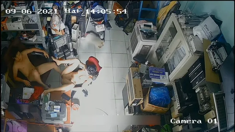 Người vợ chồng yêu địt nhau trong của hàng máy tính