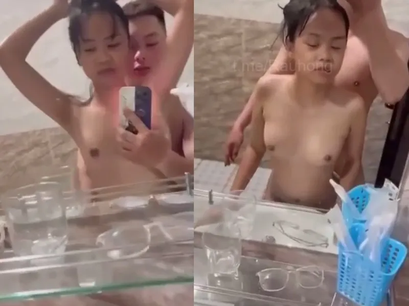 Dáng mảnh em cùng thằng bồ đụ trước gương quay kỉ niệm